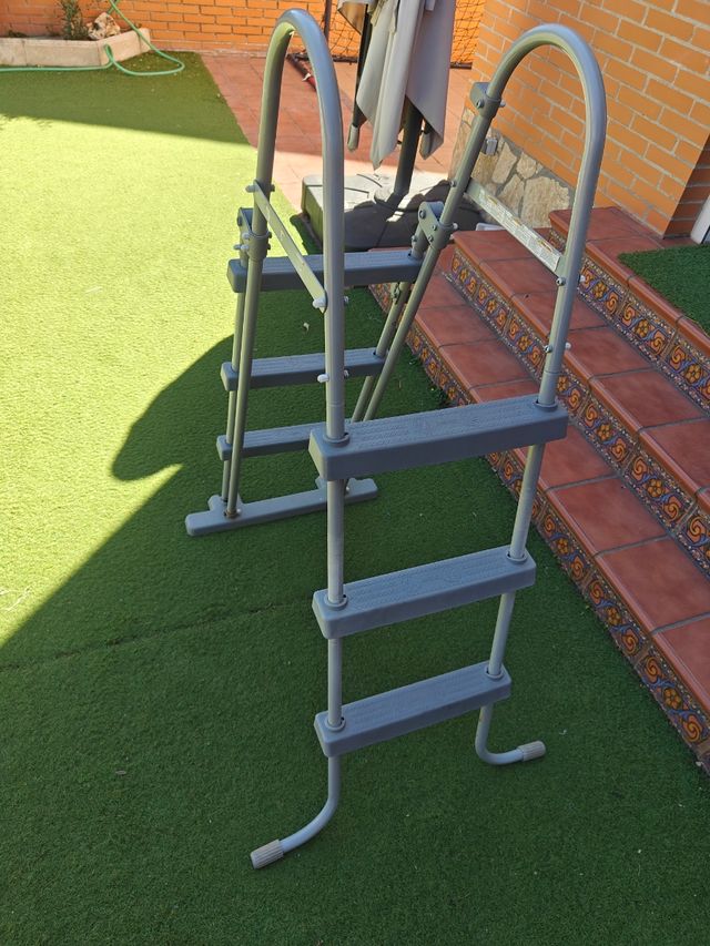 Escalera piscina Bestway gris