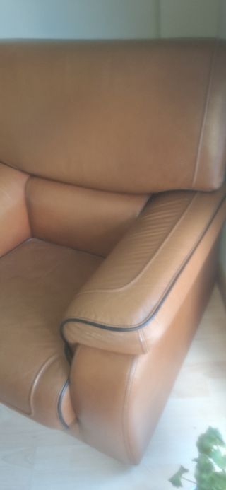 Sillón individual marrón de cuero