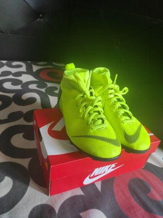 Botas Nike Fútbol Niño - Amarillas 
-Talla 32
