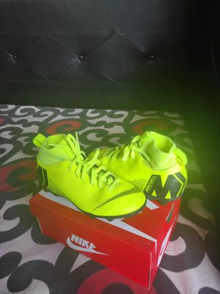 Botas Nike Fútbol Niño - Amarillas 
-Talla 32
