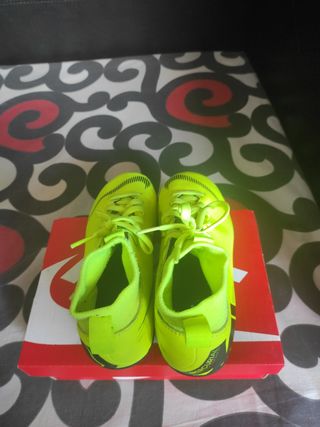 Botas Nike Fútbol Niño - Amarillas 
-Talla 32
