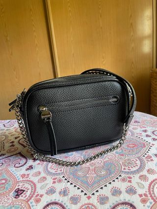 Bolso negro Stradivarius bandolera