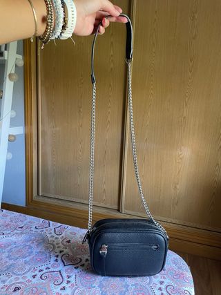 Bolso negro Stradivarius bandolera