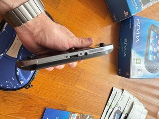 PS Vita (PCH-1004) - Preta