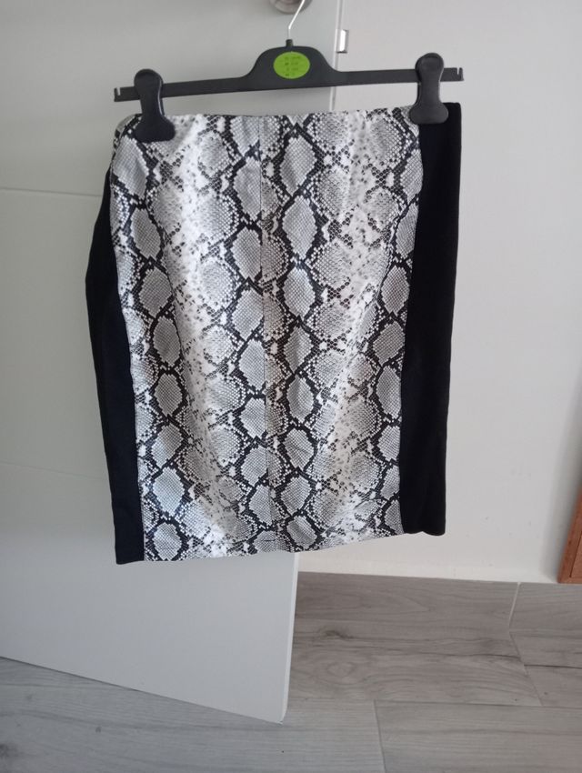 Falda Animal Print (serpiente) blanco-negro.
