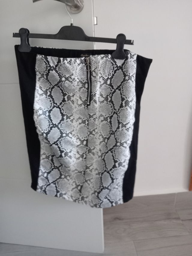 Falda Animal Print (serpiente) blanco-negro.
