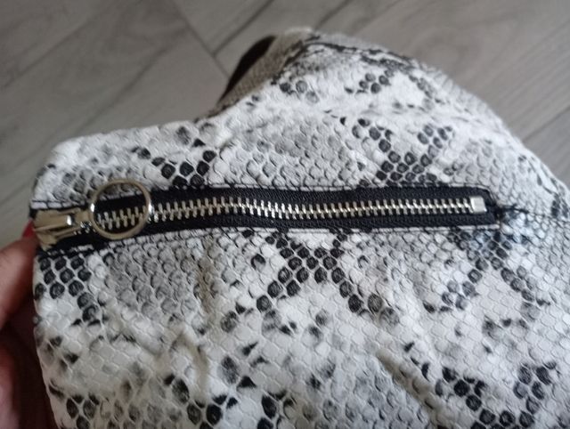 Falda Animal Print (serpiente) blanco-negro.