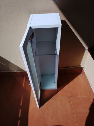 Armario blanco con puerta de cristal
