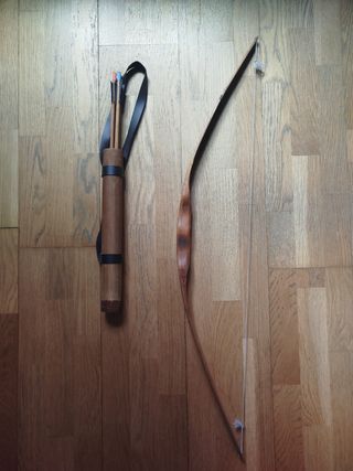 Arco e frecce in legno