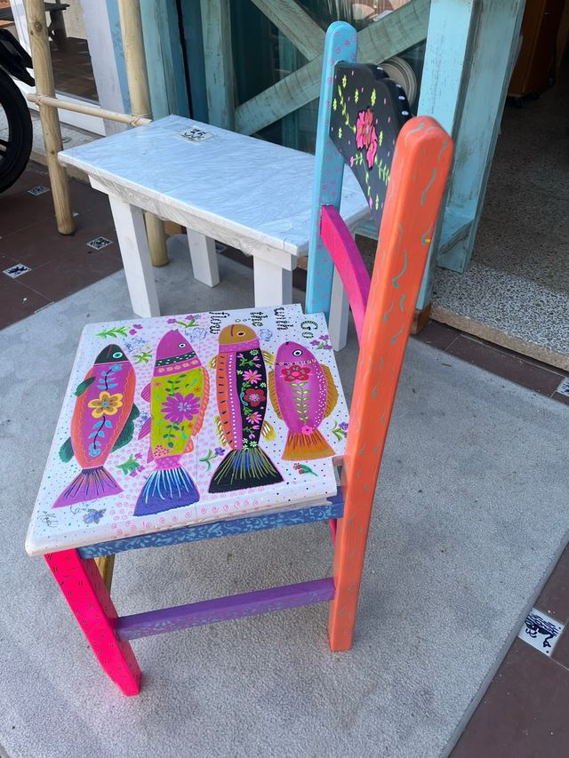 Silla pintada a mano multicolor