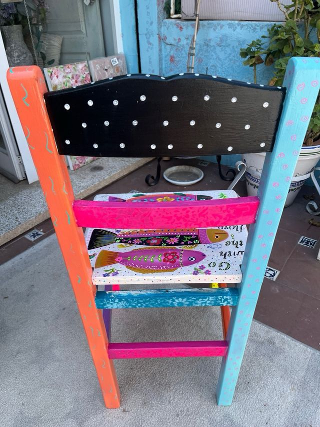 Silla pintada a mano multicolor