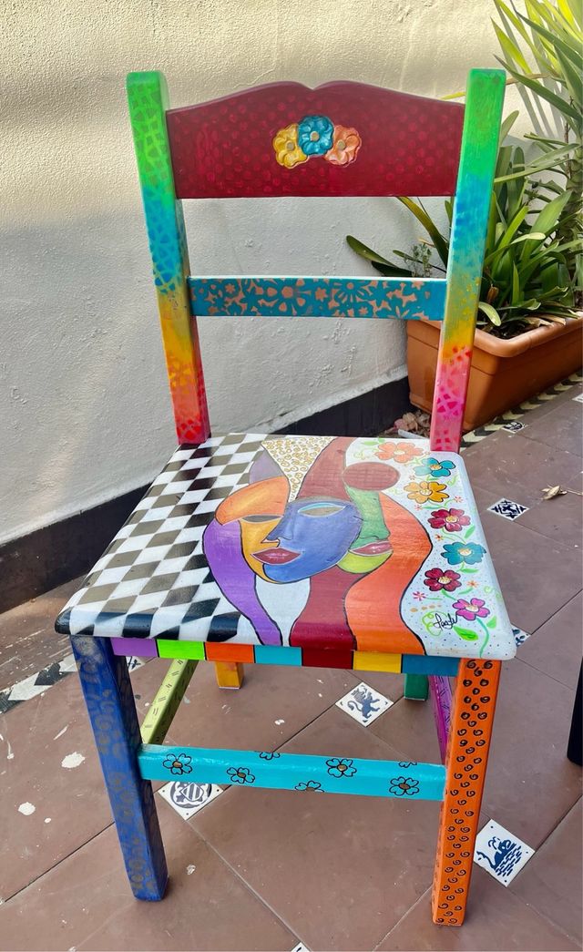 Silla pintada a mano multicolor