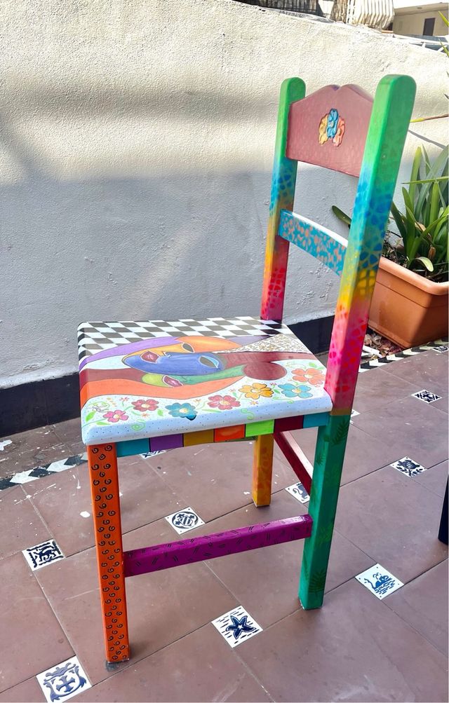 Silla pintada a mano multicolor