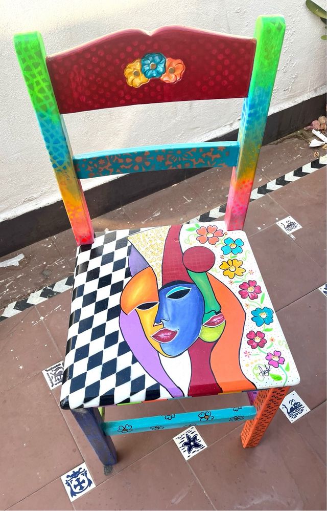 Silla pintada a mano multicolor