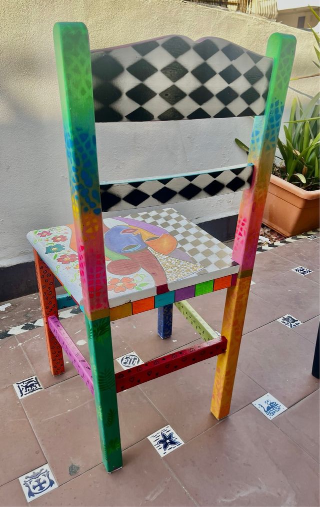 Silla pintada a mano multicolor