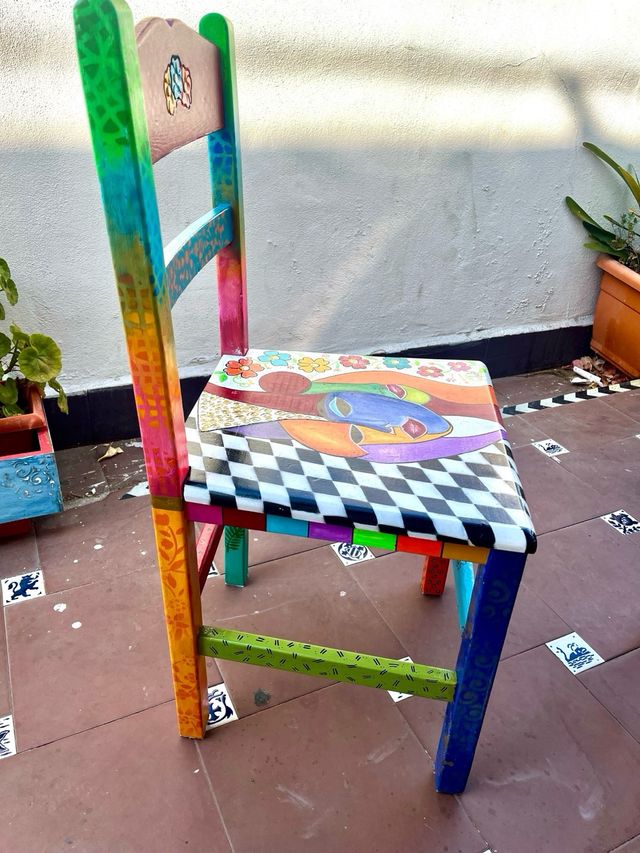 Silla pintada a mano multicolor