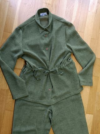 Conjunto verde oliva: pantalón y camisa