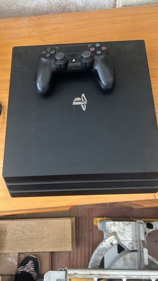 PS4 (PlayStation 4) negra 