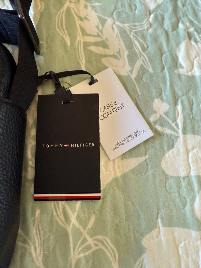 Bandolera Tommy Hilfiger negra