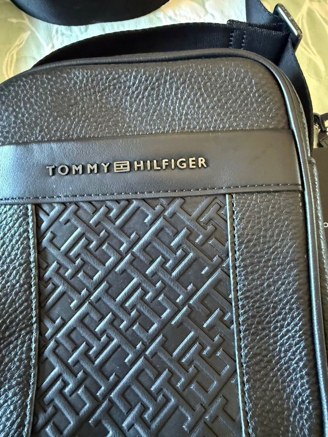 Bandolera Tommy Hilfiger negra