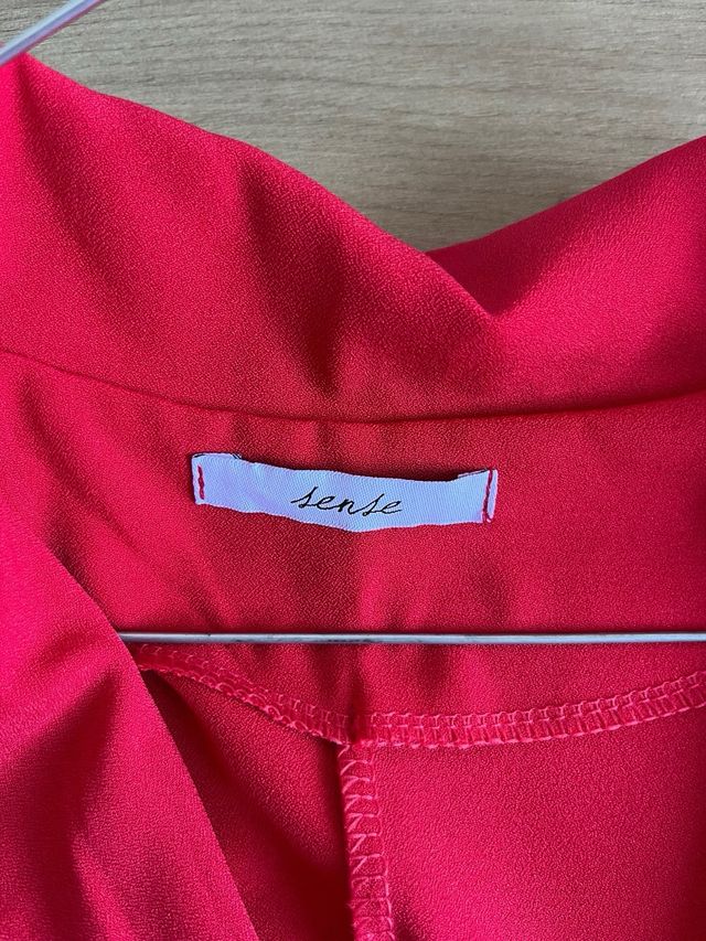 Mono rojo largo elegante