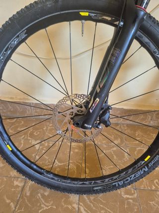 Bicicleta MTB 29" RockShox