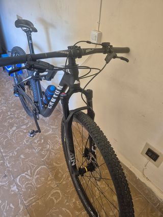 Bicicleta MTB 29" RockShox