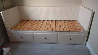Cama diván doble Ikea, tiene marcas de uso 