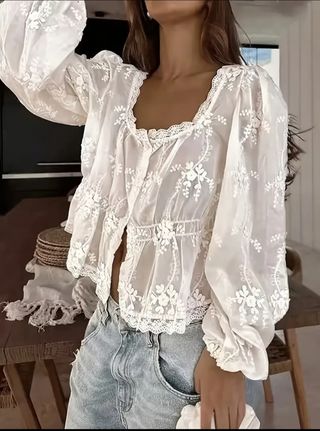 Preciosa blusa blanca romántica
Sirve para T 44