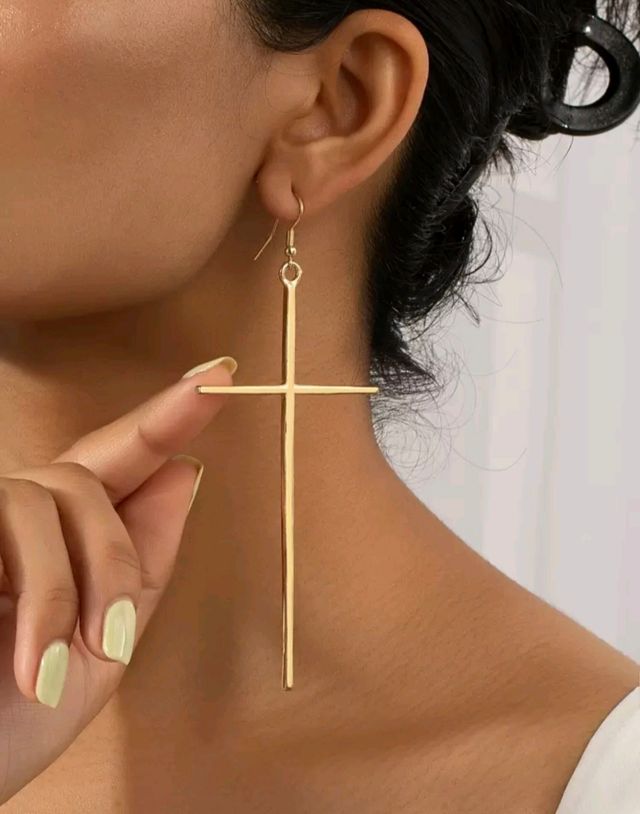 Pendientes dorados | Diseño corazón y cruz