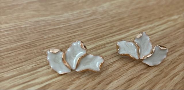 Pendientes dorados y blancos