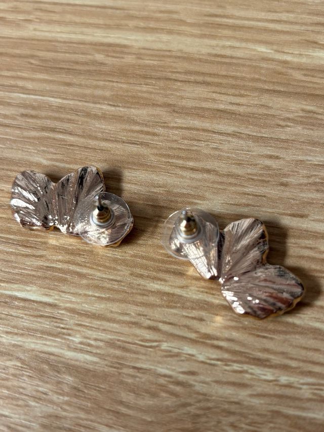 Pendientes dorados y blancos