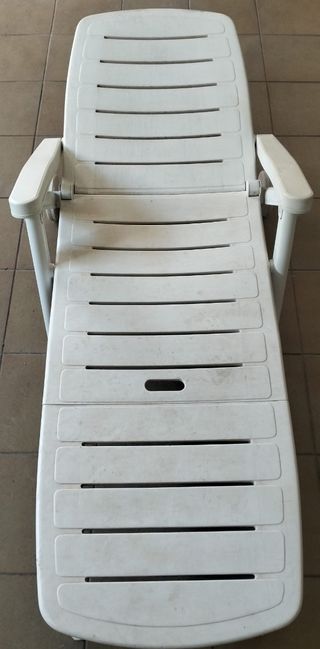 Tumbona blanca de plástico