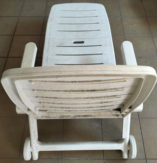 Tumbona blanca de plástico