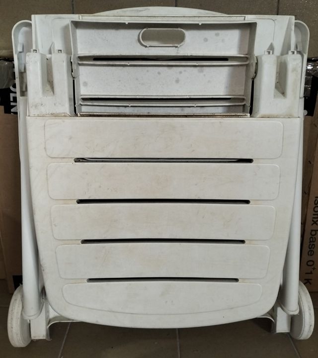 Tumbona blanca de plástico