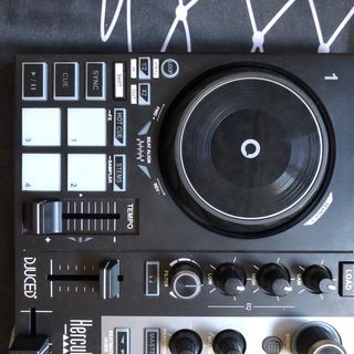 Mesa mezclas Hercules DJControl Impulse 200 MK2