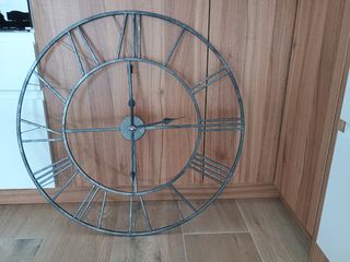 Reloj redondo de pared de metal negro