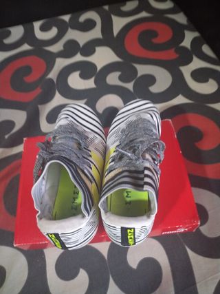 Botas fútbol Adidas niño - césped
-Talla 33