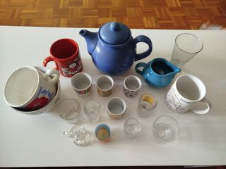 Cafetera, tazas y vasos vintage
