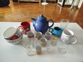 Cafetera, tazas y vasos vintage