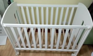 Cuna lacada  blanca de bebe