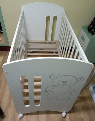 Cuna lacada  blanca de bebe