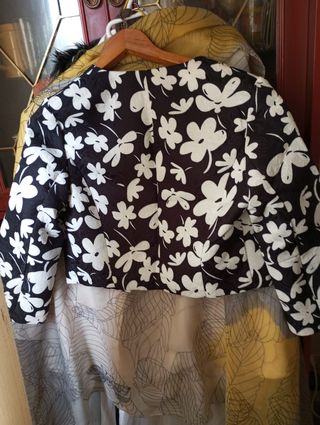 Chaqueta flores blanco-negro talla S