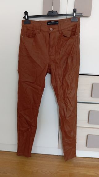 Pantalón cuero marrón efecto piel