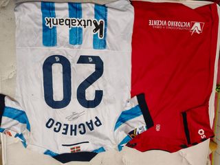 Camisetas de futbol firmadas y la de pacheco usada