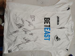 Camisetas de futbol firmadas y la de pacheco usada