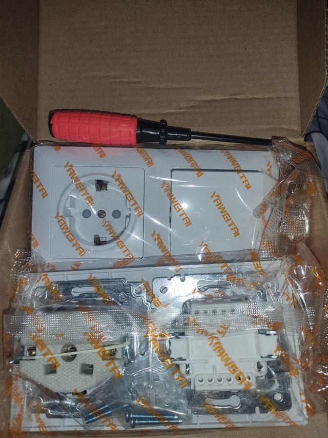 2 enchufes con interruptor YAWETA