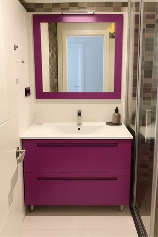 Mueble lavabo rosa/morado con espejo