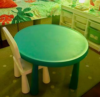 Mesa infantil IKEA redonda + 2 sillas Ikea