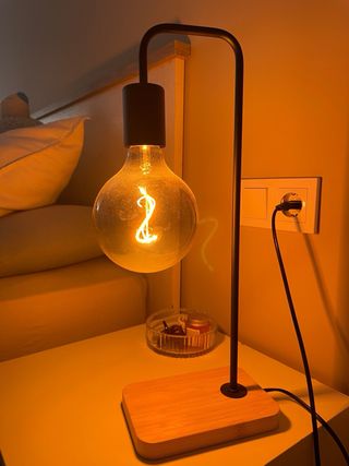 Lampara IKEA negra con bombilla
